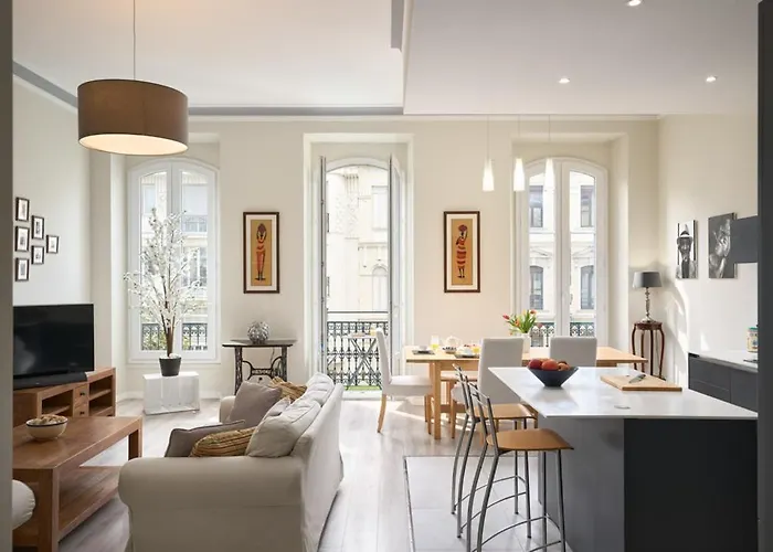 Sunlight Properties - Gisele - Nice Hyper Central, 1 Bedroom With Large Living Room